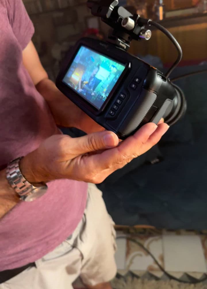 אלעד קרן אוחז מצלמה בסט