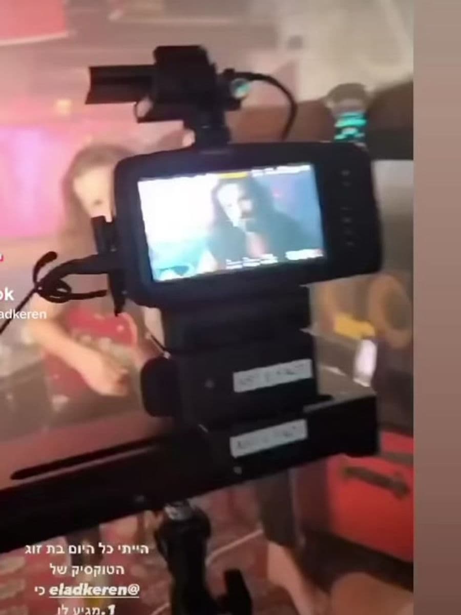 מצלמה על חצובה בסט הצילומים